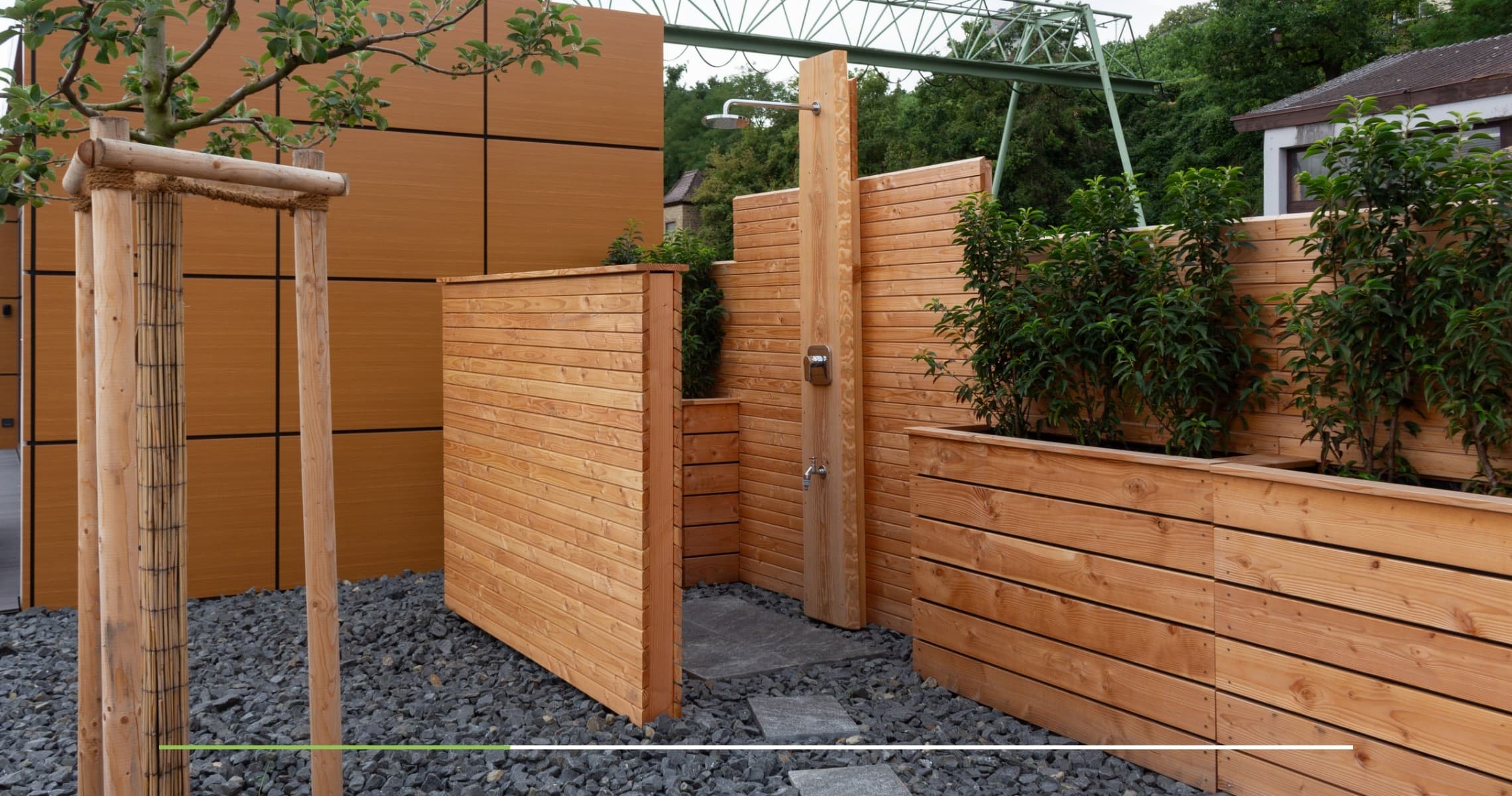Holz Sichtschutz für outdoor Dusche.