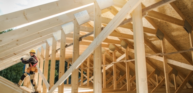 Bild eines Dachstuhls mit Holzlatten in Verwendung als Dachlatten