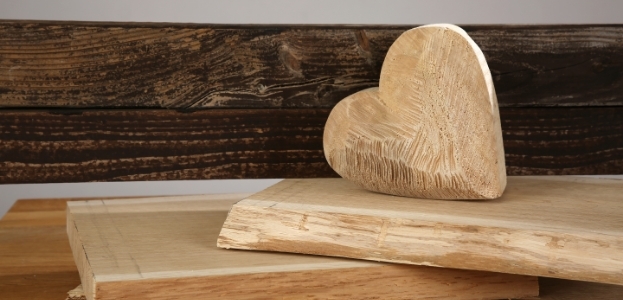 Ein geschnitztes Herz aus Holzlatten