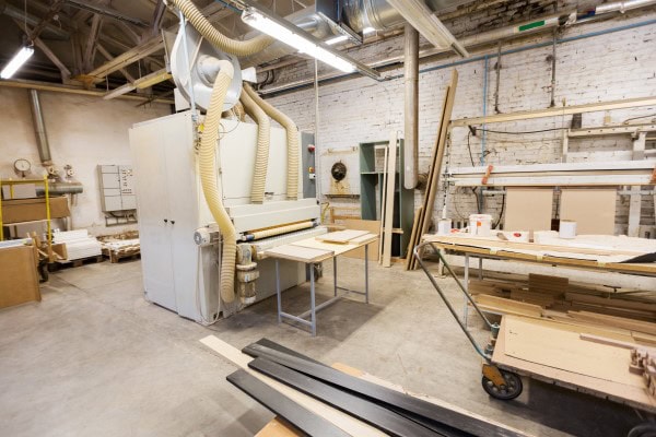 Siebdruckplatte wird in Maschine geschnitten