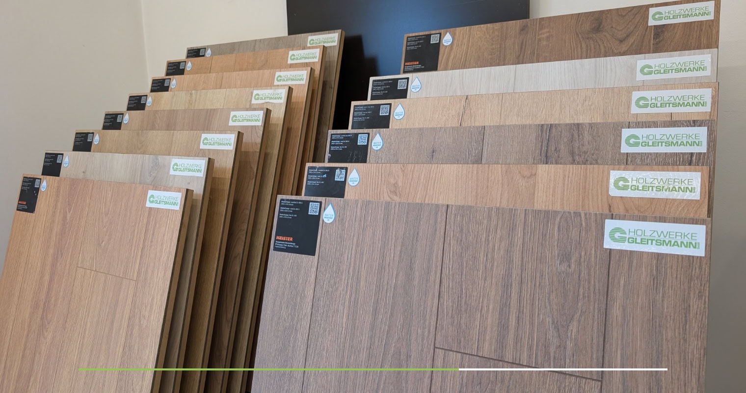 Vinylboden in Holzoptik in verschiedenen Tönen. 